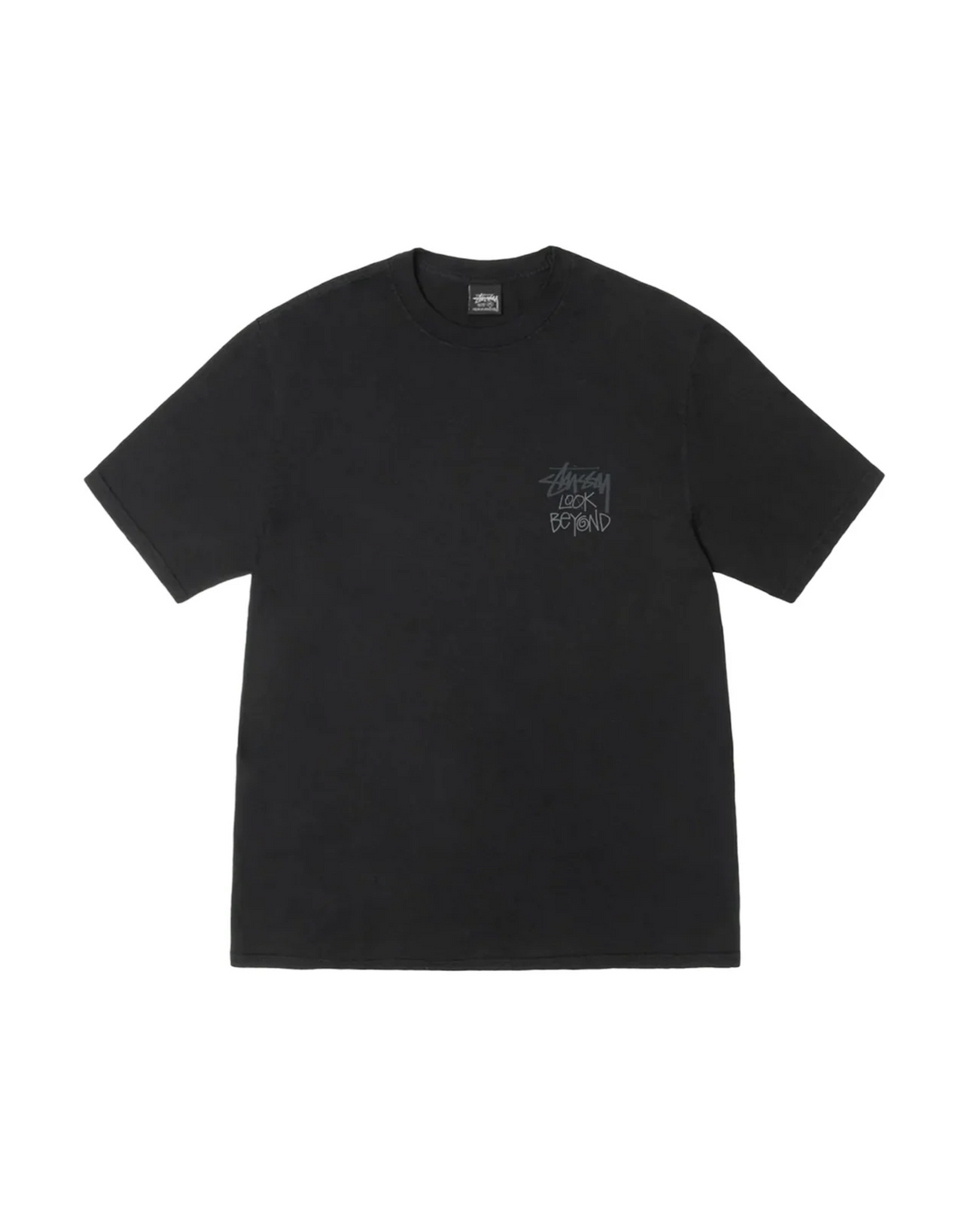 Stussy Look Beyond Pigment Dyed Tee mustana, etukuva pienellä graffitilogolla rinnassa