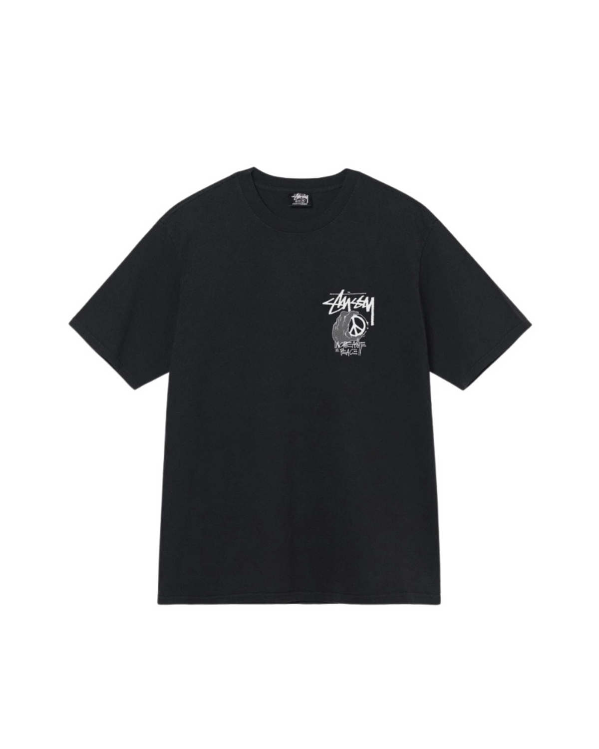 Sama musta Stussy-t-paita edestä, pieni Stussy- ja peace-painatus rinnan oikealla puolella