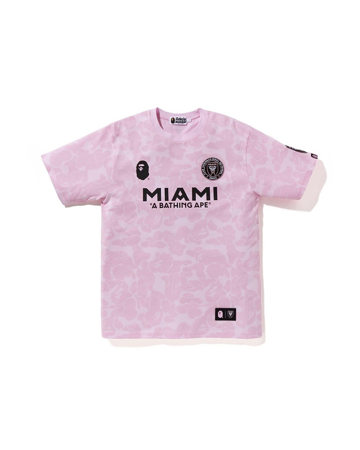 BAPE x Inter Miami CF t-paita vaaleanpunaisella camo-kuosilla, edestä, MIAMI-teksti ja seuran logo rinnassa